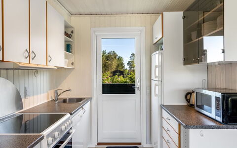 Matis - 650M from the Sea: Madera, Piso, Electrodoméstico, Suelo, Diseño De Interiores, Cocina, Casa, Mostrador, Aparato De Cocina, Techo