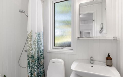Matis - 650M from the Sea: Arreglo De Tubería, Diseño De Interiores, Piso, Baño, Lavabo, Grifo, Suelo, Plomería, Cortina, Lavabo Del Baño