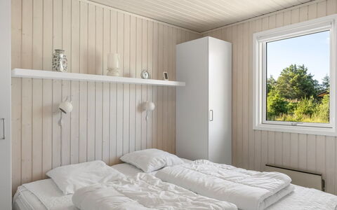 Matis - 650M from the Sea: Habitación, Cama, Madera, Diseño De Interiores, Sábana, Piso, Lecho, Suelo, Techo, Mueble