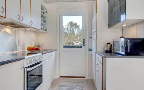 Matis - 650M from the Sea: Electrodoméstico, Cocina, Madera, Aparato De Cocina, Piso, Mostrador, Diseño De Interiores, Suelo, Electrodoméstico, Fregadero