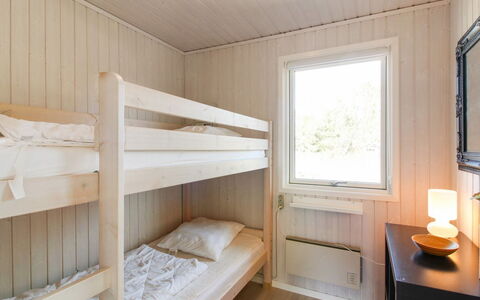 Matis - 650M from the Sea: Madera, Habitación, Casa, Manchas De Madera, Madera Dura, Cama, Tablón, Lecho, Marco De La Cama, Sábana