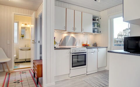 Matis - 650M from the Sea: Piso, Madera, Electrodoméstico, Diseño De Interiores, Suelo, Techo, Aparato De Cocina, Cocina, Suelos De Madera, Mostrador