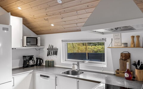 Federica - 500M from the Sea: Madera, Techo, Diseño De Interiores, Cocina, Mostrador, Lámpara, Encendiendo, Casa, Aparato De Cocina, Electrodoméstico