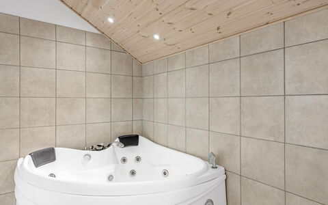Federica - 500M from the Sea: Arreglo De Tubería, Piso, Diseño De Interiores, Suelo, Bañera, Techo, Habitación, Plomería, Baño