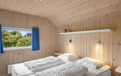 Federica - 500M from the Sea: Habitación, Madera, Cama, Diseño De Interiores, Sábana, Techo, Lecho, Marco De La Cama, Suelo, Mueble