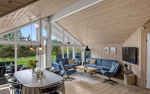 Federica - 500M from the Sea: Madera, Techo, Casa, Cabaña, Silla, Madera Dura, Cocina Y Comedor Mesa, Sala, Suelos De Madera, Tablón