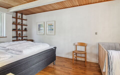 Matilda - 375M from the Sea: Cama, Mueble, Suelo, Habitación, Piso, Diseño De Interiores, Madera, Techo, Lecho, Sábana