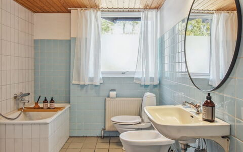 Matilda - 375M from the Sea: Arreglo De Tubería, Baño, Piso, Lavabo Del Baño, Diseño De Interiores, Lavabo, Suelo, Grifo, Plomería, Loseta