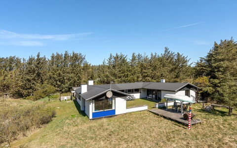 Matilda - 375M from the Sea: Casa, Casa, Techo, Cabaña, Arbusto, Vía Muerta, Puerta, Jardín, Casa De Campo