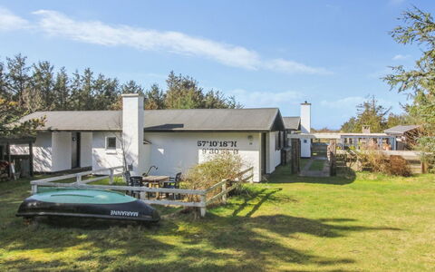 Matilda - 375M from the Sea: Casa, Casa, Techo, Cabaña, Arbusto, Vía Muerta, Puerta, Jardín, Casa De Campo
