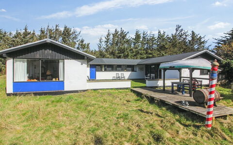Matilda - 375M from the Sea: Casa, Casa, Techo, Cabaña, Arbusto, Vía Muerta, Puerta, Jardín, Casa De Campo