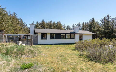 Matilda - 375M from the Sea: Casa, Casa, Techo, Cabaña, Arbusto, Vía Muerta, Puerta, Jardín, Casa De Campo