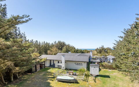 Matilda - 375M from the Sea: Casa, Casa, Techo, Cabaña, Arbusto, Vía Muerta, Puerta, Jardín, Casa De Campo