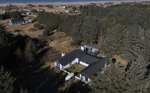 Matilda - 375M from the Sea: Casa, Casa, Techo, Cabaña, Arbusto, Vía Muerta, Puerta, Jardín, Casa De Campo