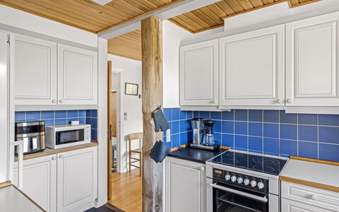 Matilda - 375M from the Sea: Cocina, Piso, Diseño De Interiores, Mostrador, Madera, Aparato De Cocina, Electrodoméstico, Techo, Gabinetes, Suelo