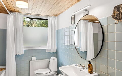 Matilda - 375M from the Sea: Arreglo De Tubería, Baño, Diseño De Interiores, Piso, Lavabo, Plomería, Lavabo Del Baño, Grifo, Suelo, Techo