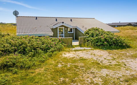 Katla - 400M from the Sea: Casa, Casa, Puerta, Techo, Cabaña, Inmuebles, Jardín, Sombra, Vía Muerta, Yarda