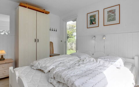 Hellin - 300M from the Sea: Mueble, Cama, Habitación, Diseño De Interiores, Lecho, Sábana, Madera, Techo, Habitación, Piso