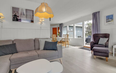 Hellin - 300M from the Sea: Mueble, Diseño De Interiores, Piso, Suelo, Madera, Techo, Sofá, Habitación, Suelos De Madera, Sala