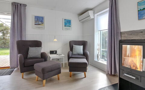 Hellin - 300M from the Sea: Mueble, Piso, Diseño De Interiores, Suelo, Madera, Sala, Habitación, Sofá, Televisión, Techo