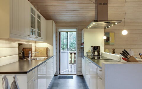 Jo - 1.2Km from the Sea: Cocina, Mostrador, Aparato De Cocina, Diseño De Interiores, Gabinetes, Piso, Mueble, Madera, Techo, Suelo