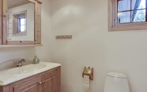 Jo - 1.2Km from the Sea: Arreglo De Tubería, Madera, Baño, Lavabo Del Baño, Piso, Diseño De Interiores, Lavabo, Suelo, Mueble De Baño, Grifo