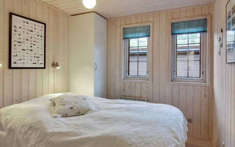 Jo - 1.2Km from the Sea: Madera, Piso, Suelo, Diseño De Interiores, Habitación, Techo, Habitación, Cama, Madera Dura, Tablón