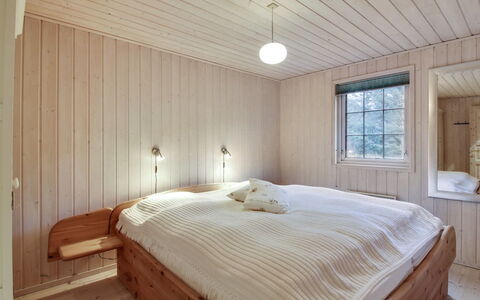 Jo - 1.2Km from the Sea: Habitación, Piso, Cama, Madera, Suelo, Diseño De Interiores, Techo, Sábana, Lecho, Habitación