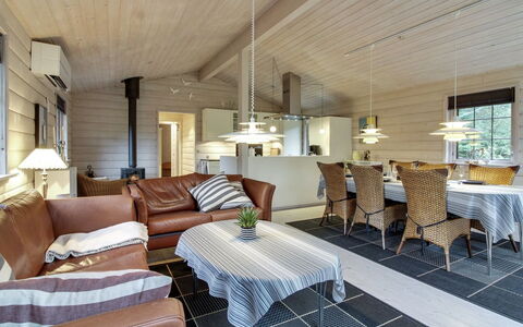 Jo - 1.2Km from the Sea: Madera, Piso, Diseño De Interiores, Techo, Suelo, Mueble, Sofá, Casa, Sala, Cabaña