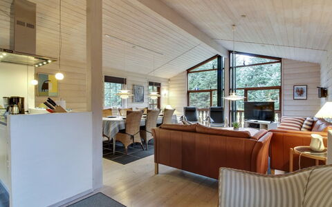 Jo - 1.2Km from the Sea: Madera, Techo, Diseño De Interiores, Casa, Cabaña, Mueble, Sala, Habitación, Sofá, Madera Dura