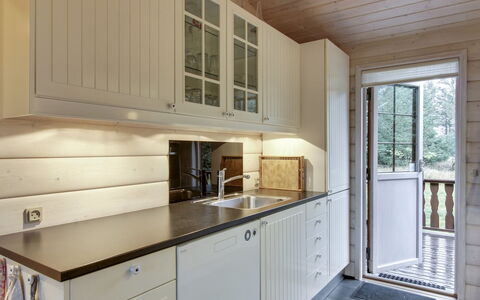 Jo - 1.2Km from the Sea: Madera, Cocina, Piso, Gabinetes, Diseño De Interiores, Mostrador, Mueble, Suelo, Casa, Alacena