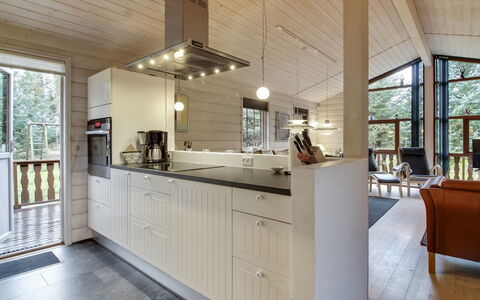 Jo - 1.2Km from the Sea: Madera, Diseño De Interiores, Techo, Piso, Lámpara, Casa, Cocina, Suelo, Mueble, Mostrador