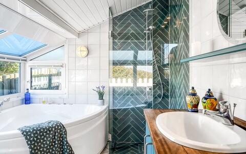 Ineke - 295M from the Sea: Arreglo De Tubería, Diseño De Interiores, Piso, Casa, Baño, Grifo, Techo, Plomería, Loseta, Bañera
