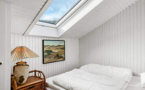 Ineke - 295M from the Sea: Madera, Techo, Diseño De Interiores, Suelo, Habitación, Piso, Mueble, Cama, Habitación, Lecho