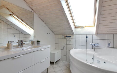 Lothen - 500M from the Sea: Arreglo De Tubería, Piso, Lavabo, Diseño De Interiores, Baño, Techo, Grifo, Suelo, Plomería, Mueble De Baño