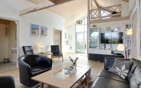 Lothen - 500M from the Sea: Diseño De Interiores, Techo, Sofá, Sala, Mueble, Suelo, Piso, Casa, Habitación, Silla
