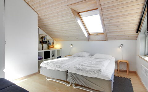 Lothen - 500M from the Sea: Diseño De Interiores, Mueble, Cama, Madera, Habitación, Techo, Piso, Suelo, Habitación, Encendiendo