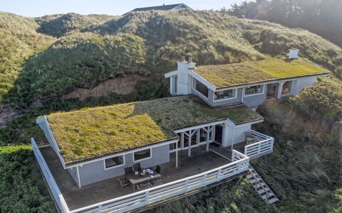 Trude - 250M from the Sea: Arbusto, Diseño Urbano, Cobertura Del Suelo, Ladrillo, Departamento, Inmuebles, Enladrillado, Balcón, Paisajismo
