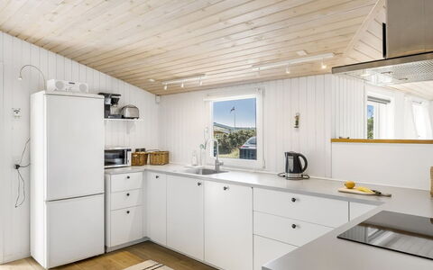Ingemar - 100M from the Sea: Cocina, Madera, Piso, Mostrador, Aparato De Cocina, Electrodoméstico, Diseño De Interiores, Techo, Gabinetes, Suelo