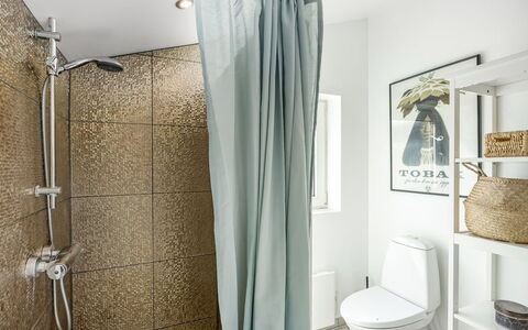 Ingemar - 100M from the Sea: Diseño De Interiores, Baño, Cortina De La Ducha, Piso, Cortina, Arreglo De Tubería, Suelo, Textil, Baño, Plomería