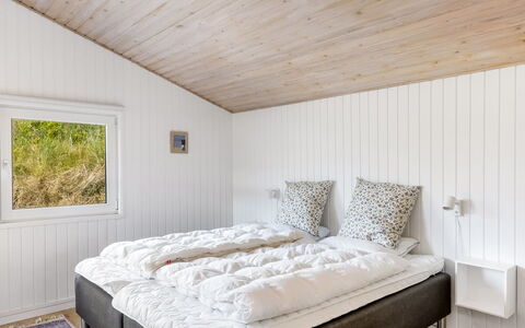 Ingemar - 100M from the Sea: Madera, Habitación, Cama, Lecho, Sábana, Techo, Diseño De Interiores, Marco De La Cama, Linos, Almohada