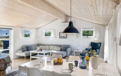 Ingemar - 100M from the Sea: Mueble, Diseño De Interiores, Madera, Sofá, Techo, Piso, Sala, Casa, Suelo, Mesa