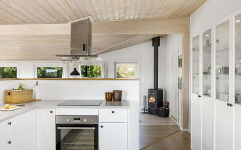 Ingemar - 100M from the Sea: Piso, Cocina, Diseño De Interiores, Mostrador, Madera, Suelo, Techo, Lámpara, Mueble, Gabinetes