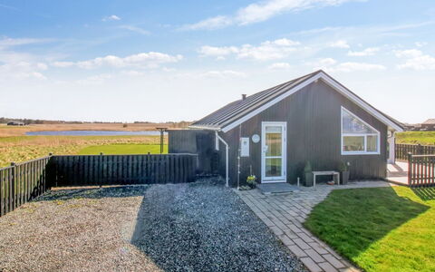 Mirkka - 1.5Km from the Sea: Madera, Casa, Cabaña, Casa, Techo, Área Rural, Vía Muerta, Cuarto De Troncos, Edificios Del Jardín, Madera Dura