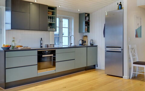 Sofine - 250M from the Sea: Aparato De Cocina, Piso, Cocina, Electrodoméstico, Gabinetes, Madera, Suelo, Electrodoméstico, Mostrador, Suelos De Madera