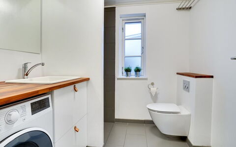 Sofine - 250M from the Sea: Piso, Suelo, Arreglo De Tubería, Diseño De Interiores, Madera, Lavadora, Plomería, Baño, Grifo, Secadora De Ropa