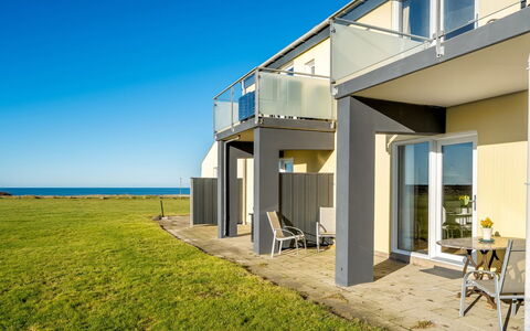 Risker - 70M from the Sea: Cabaña, Patio Interior, Yarda, Edificios Del Jardín, Cobertizo, Vía Muerta, Mueble Para Exteriores, Cuarto De Troncos, Estructura Al Aire Libre, Choza