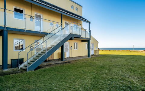 Risker - 70M from the Sea: Cabaña, Patio Interior, Yarda, Edificios Del Jardín, Cobertizo, Vía Muerta, Mueble Para Exteriores, Cuarto De Troncos, Estructura Al Aire Libre, Choza