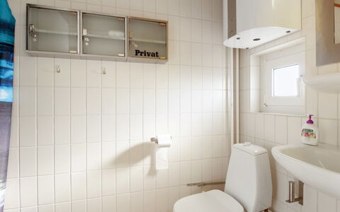 Birgitta - 150M from the Sea: Pared, Arreglo De Tubería, Piso, Baño, Diseño De Interiores, Suelo, Asiento Del Baño, Baño, Lavabo Del Baño, Lavabo