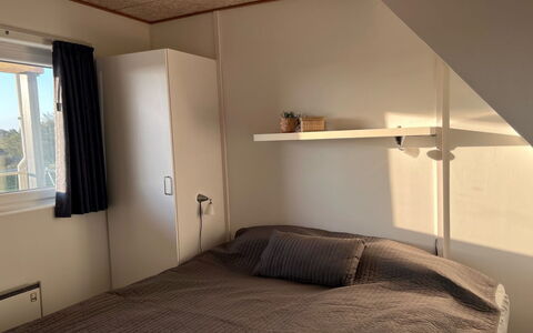 Birgitta - 150M from the Sea: Pared, Habitación, Madera, Diseño De Interiores, Cama, Suelo, Sábana, Piso, Mueble, Lecho